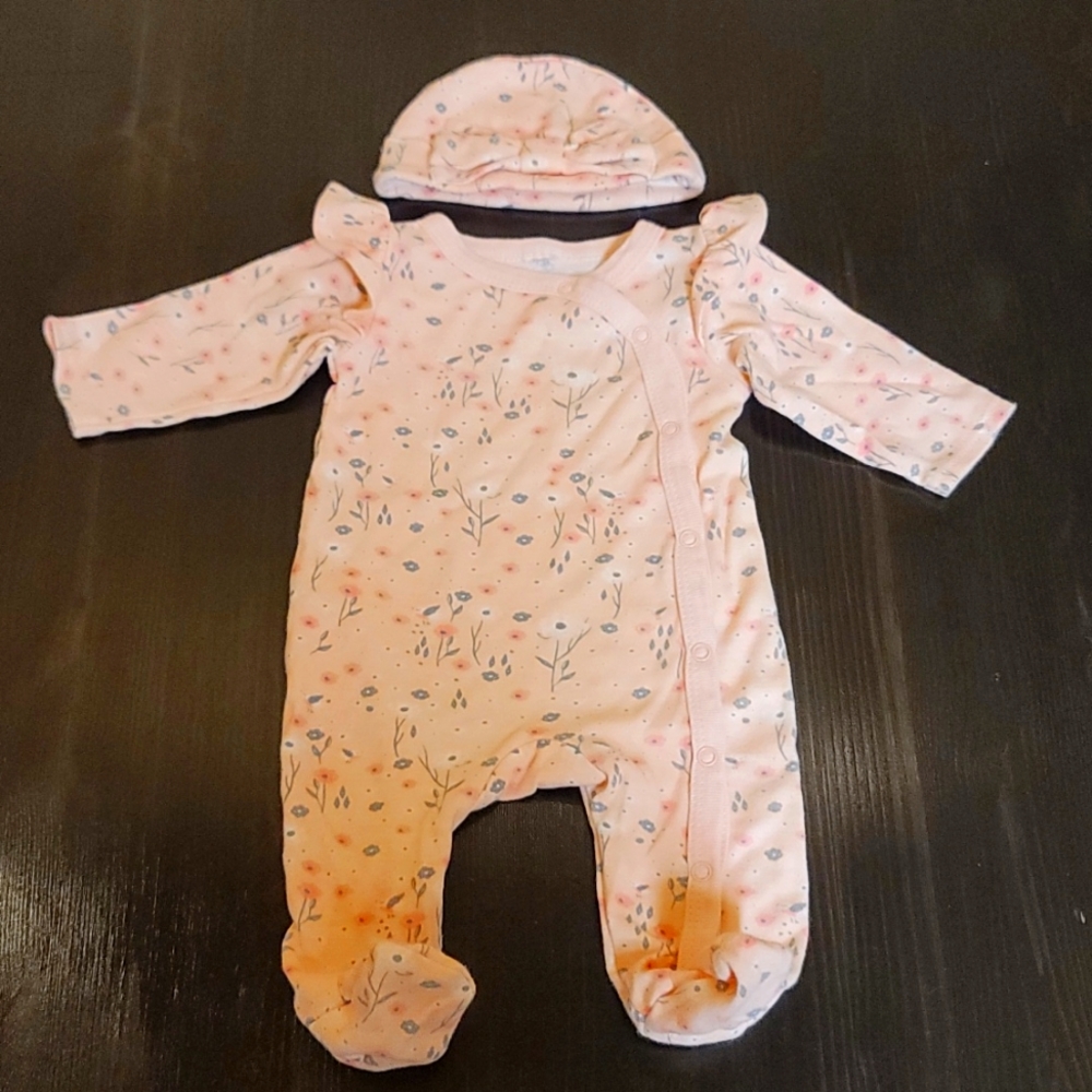 Baby onesie with beanie. Pink with floral details. Size 3-6 months